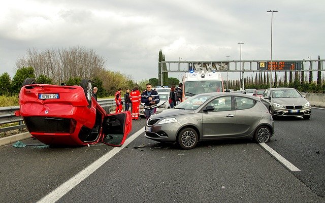 Faire face à un accident de la route : agissez comme il se doit !