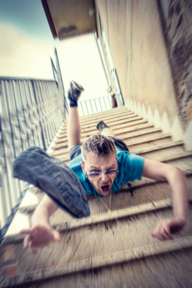 Votre voisin est tombé de l’escalier : comment allez-vous gérer la situation ?