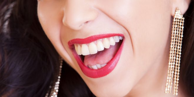 5 astuces naturelles pour blanchir vos dents sans visiter un centre dentaire
