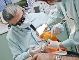Implants dentaires : Comment prévenir les complications post-chirurgicales ?