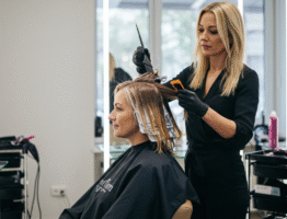 La science de la couleur : astuces pour réussir votre coloration capillaire à domicile et en salon
